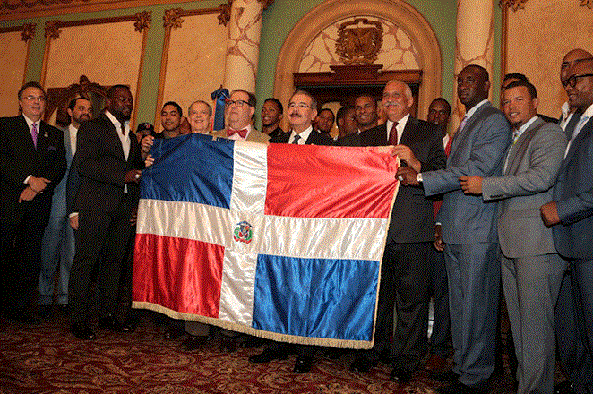 Presidente entrega bandera a equipo representará RD en serie Béisbol del Caribe