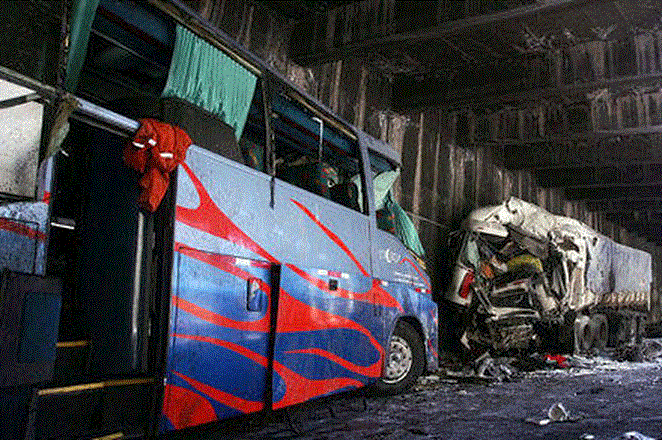 Cinco muertos y 30 heridos en choque de autobús y camión en Chile
