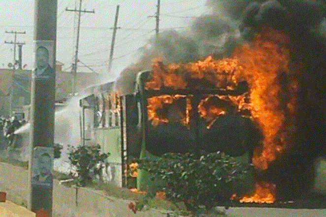 Autobús de la OMSA se incendia en autopista Las Américas