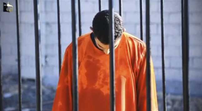 Por disfrazarse de mujer el Estado Islámico lo encerró en una jaula
