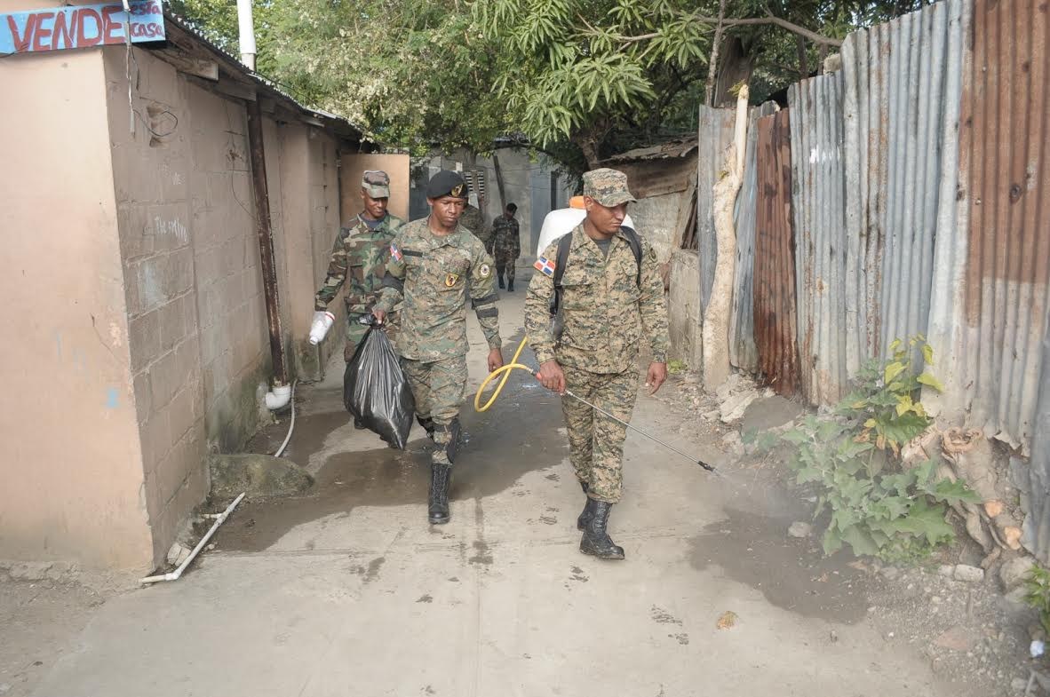 Ejército Nacional realiza laborales de limpieza y fumigación para prevenir el dengue y el zika