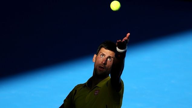 Djokovic sobrevive susto y avanza a cuartos en Australia