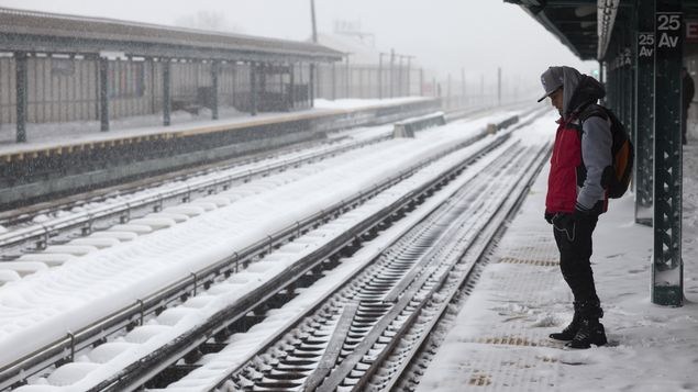 Reanudan tránsito en Nueva York después de la tormenta invernal que azotó el noreste de EEUU