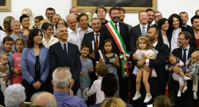 Italianos piden al gobierno reconocer matrimonios gay