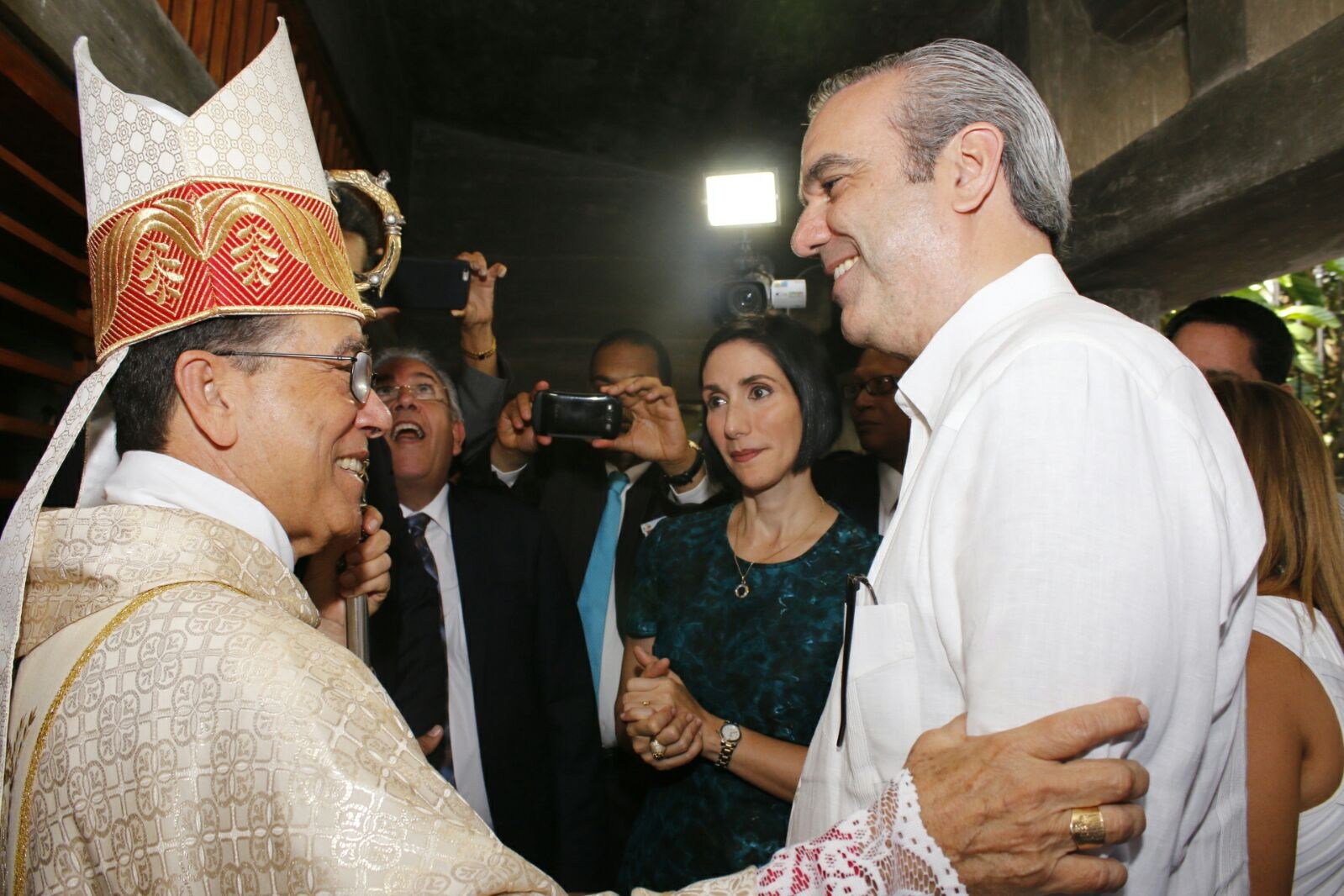 Abinader respalda llamado a debate que hace hace la Iglesia; asiste a misa en Higüey
