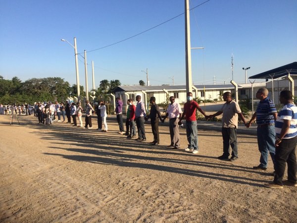 Instalan cadena humana frente a cuestionada planta a carbón en Punta Catalina