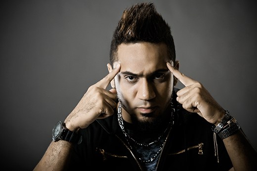 Silvio Mora sube a la posición número uno en los charts de Billboard como artista tropical