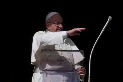 El papa Francisco bautiza a 26 bebés e insta a mujeres a amantar