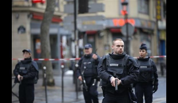 Matan a hombre que llegó con cuchillo a comisaría en París