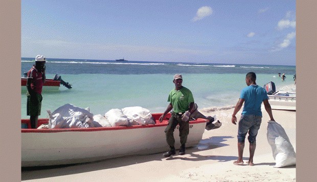 Ministerio de Medio Ambiente elimina vertederos improvisados en Isla Saona