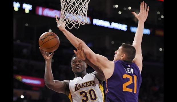 Williams anota 30, Lakers ganan a Suns 97-77 sin Kobe