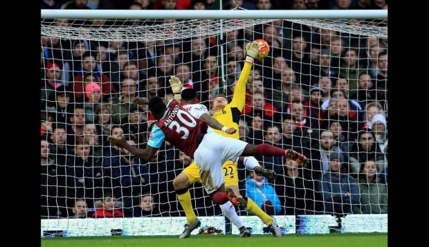 Carroll conduce al West Ham al triunfo 2-0 sobre Liverpool