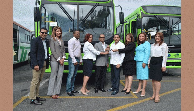 OMSA dona dos autobuses al INFOTEP para trasladar a estudiantes