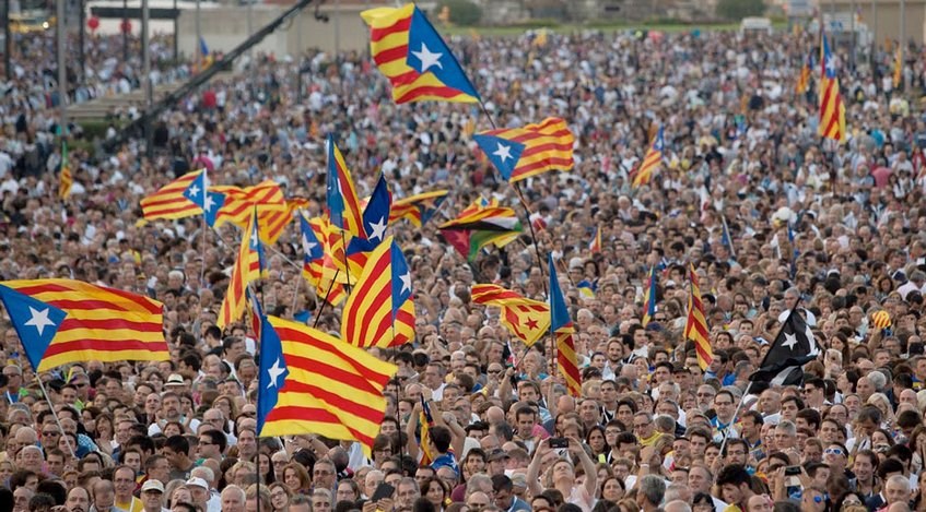 El Parlamento de Cataluña aprueba una moción de ruptura con España