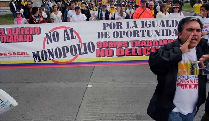 La oposición marcha contra el proceso de paz de Colombia