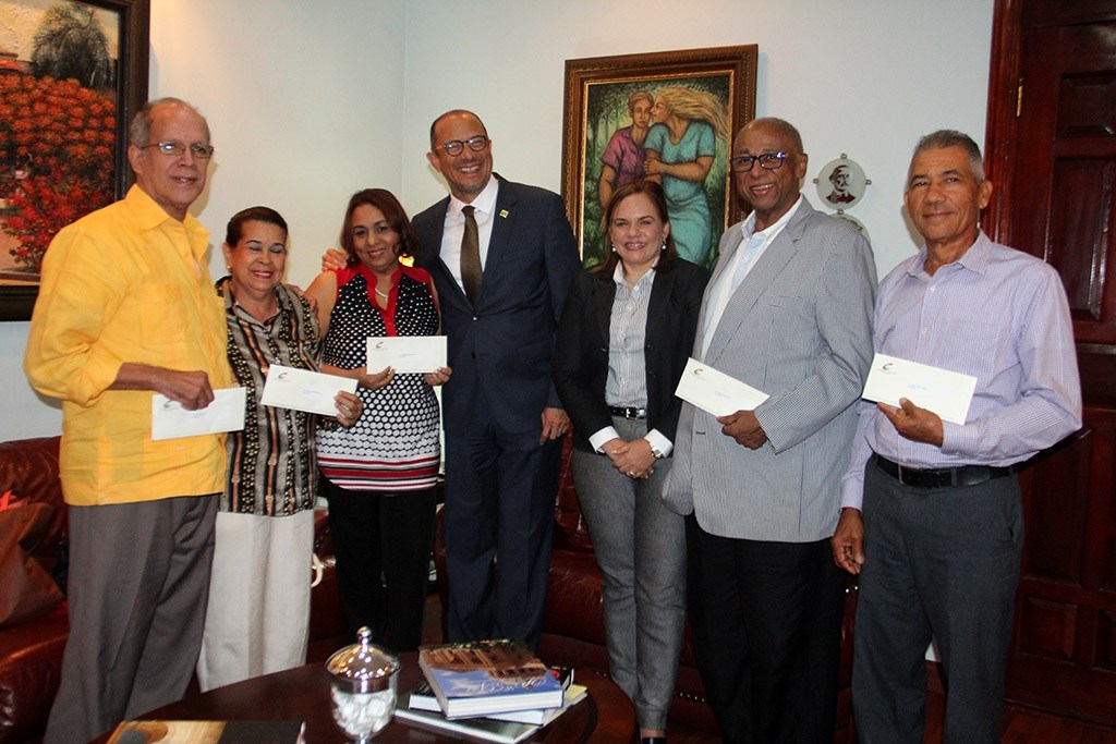 Presidente Danilo Medina otorga pensiones a 40 artistas y gestores culturales