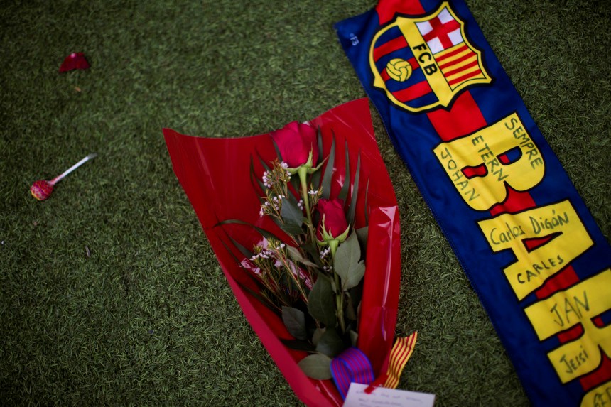 Hinchas del Barcelona rinden homenaje a Cruyff