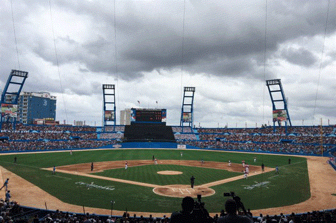 Obama y Castro encabezan juego de béisbol en La Habana