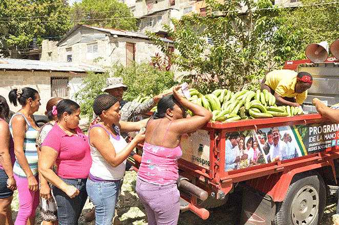 Continúa programa de ventas de plátanos a 4 pesos y pollo de cuatro libras a 100 pesos en las bodegas móviles del Inespre.