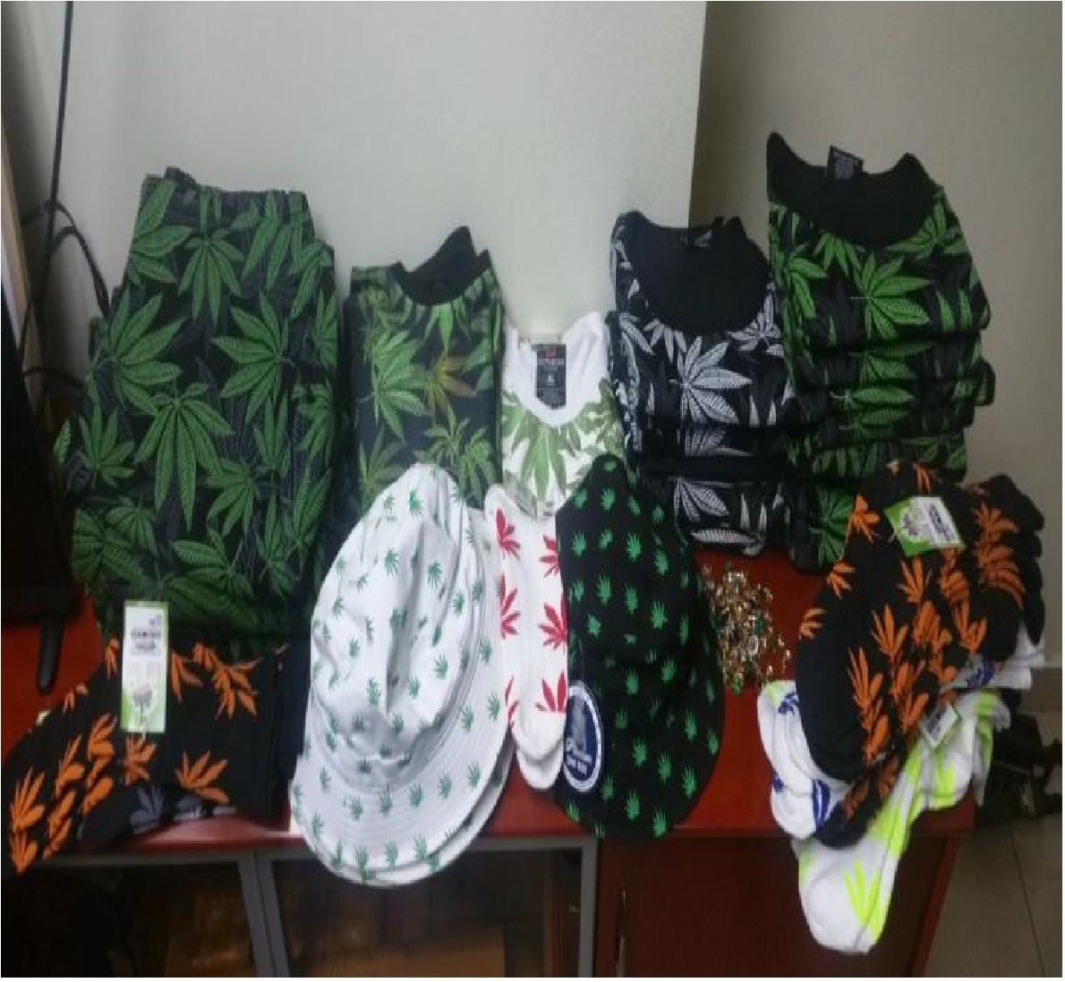 DNCD decomisa ropa alusiva a la marihuana en tienda en Santo Domingo Este