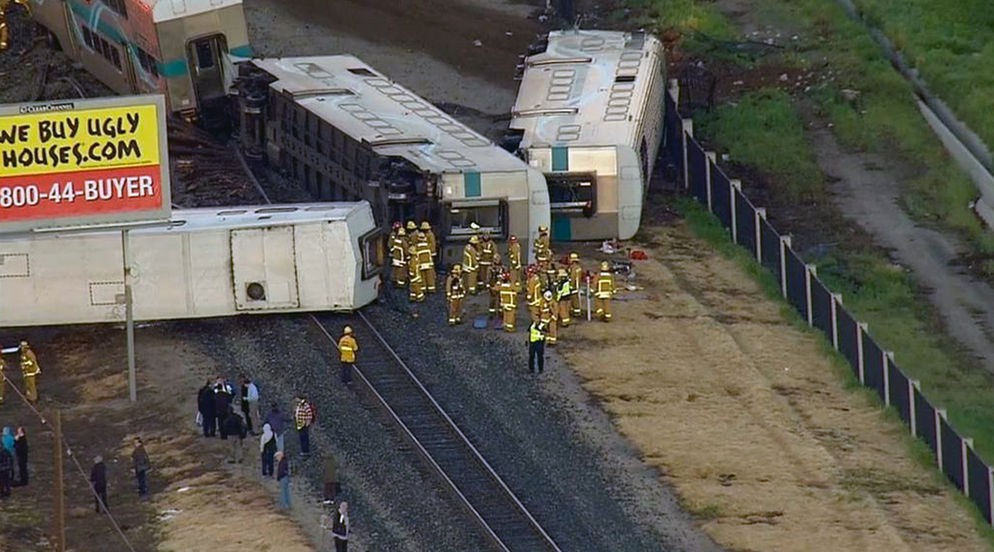 Nueve heridos tras descarrilar un tren en California