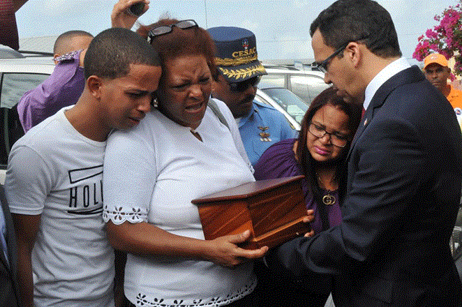 Familiares reciben los restos de dominicano fallecido en devastador terremoto en Ecuador