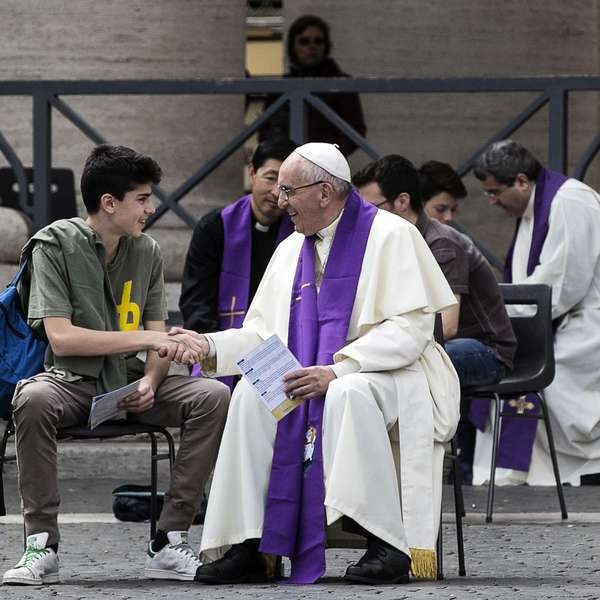 El papa sorprende al presentarse como confesor de jóvenes