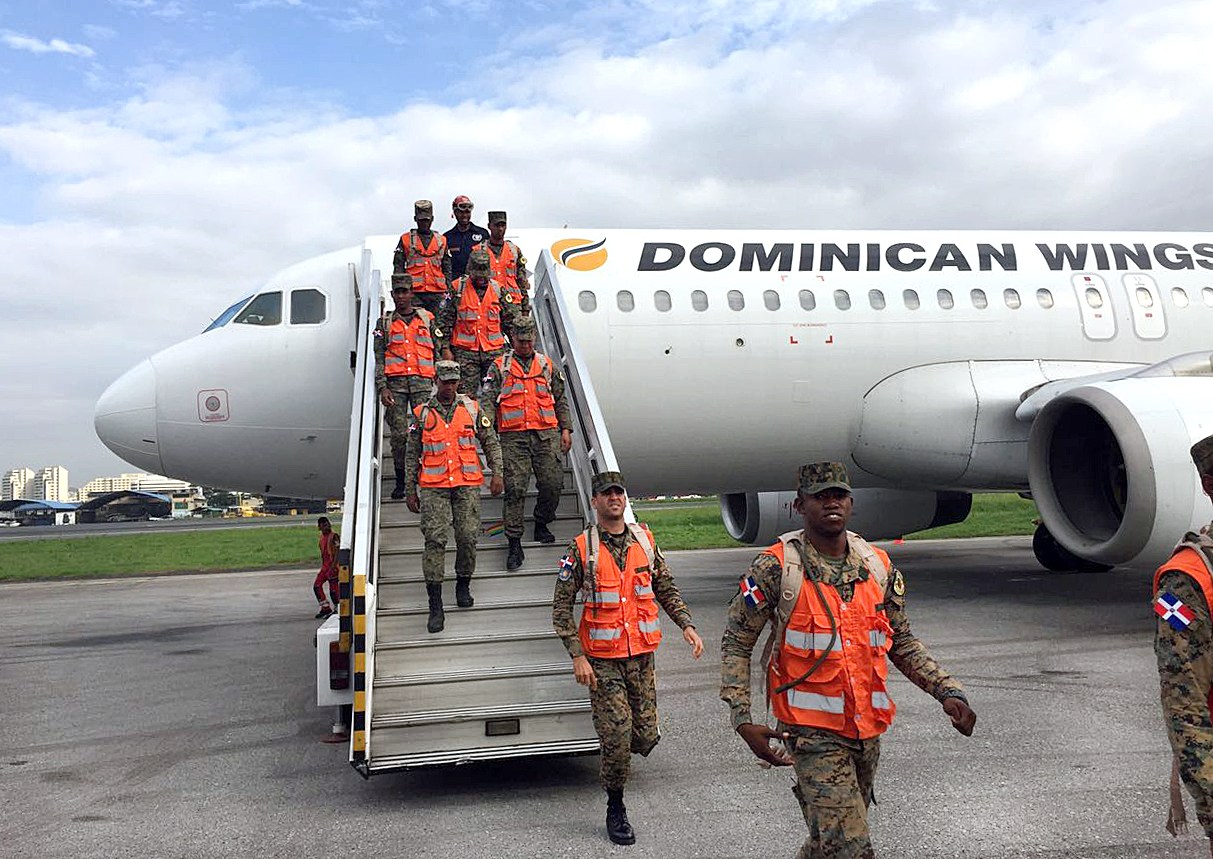 Brigada de rescate y ayuda humanitaia dominicana llega a Ecuador