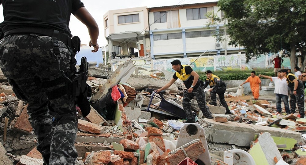 Suman 233 muertos por terremoto en Ecuador