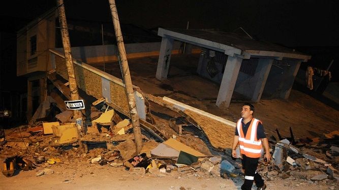 Ecuador 'aturdido' luego del terremoto que dejó 77 muertos