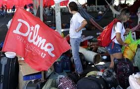 Campamentos callejeros reflejan división política en Brasil