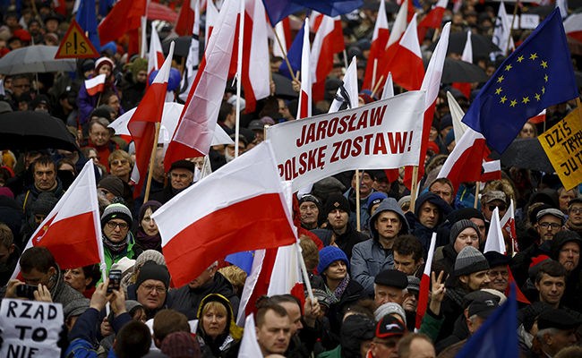 Miles de polacos protestan contra el gobierno