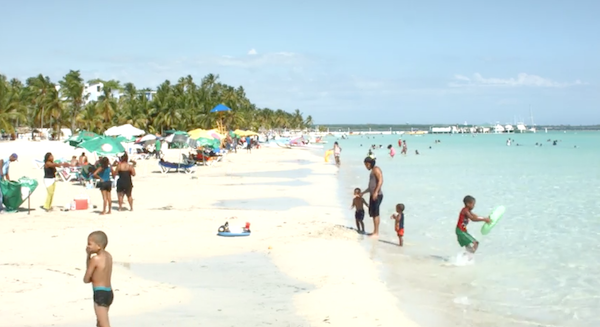 Niño de siete años muere ahogado en playa de Boca Chica