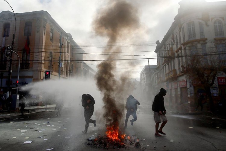 Chile: Un muerto en incidentes tras discurso de Bachelet