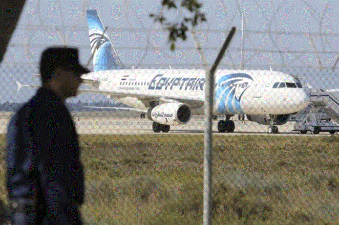 Avión egipcio pudo haber caído por ataque terrorista