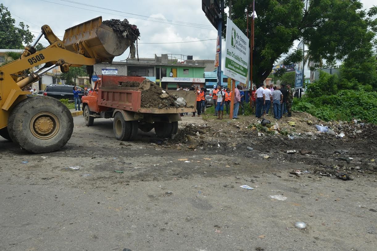 MOPC recoge más de 200 toneladas de basura en San Cristóbal