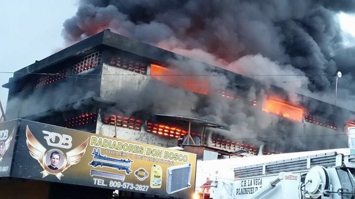 Fuerte incendio en el Mercado Público de La Vega