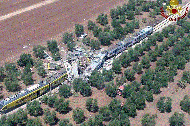 Al menos 12 muertos en choque frontal de dos trenes en Italia