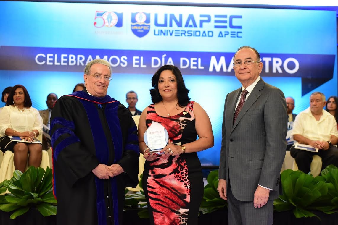 UNAPEC reconoce 16 docentes por sus méritos