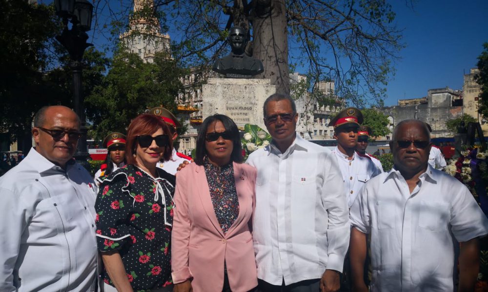 Embajador RD en Cuba deposita ofrenda floral con motivo del 175 aniversario de la Independencia Nacional
