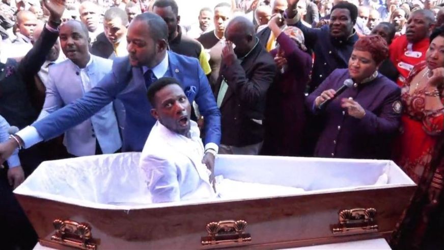 El pastor que "resucitó a un hombre muerto" en un video que se hizo viral y ahora enfrenta las demandas de varias funerarias