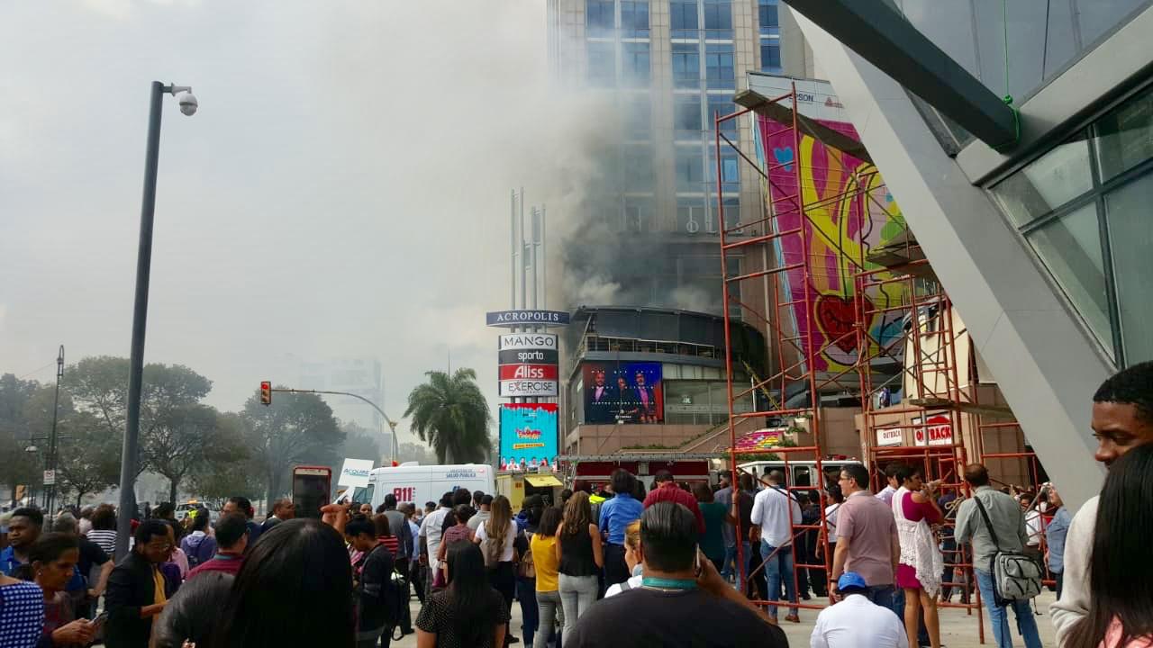(Videos): Incendio afecta centro de bebidas en Acrópolis Center