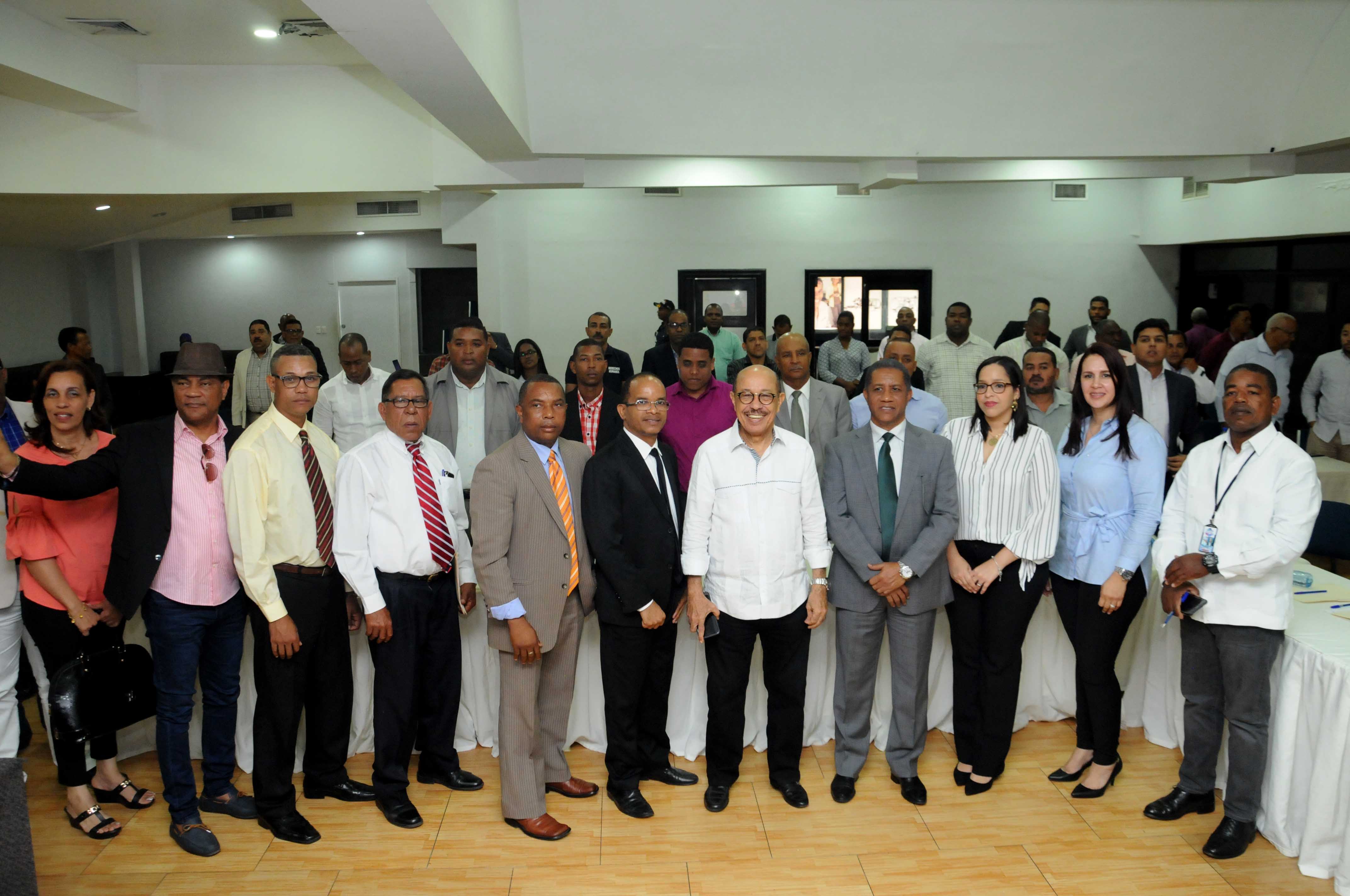 Montás se reúne con comunicadores y garantiza desarrollo de sus provincias