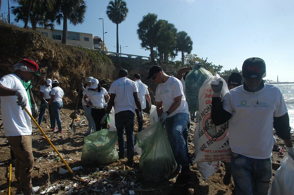 ADIPLAST y Sostenibilidad 3Rs realizan jornada de limpieza de la playa Fuerte San Gil