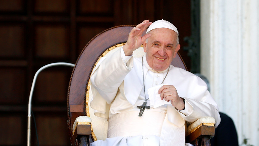 VIDEO: Papa Francisco retira mano para evitar que fieles besen anillo episcopal