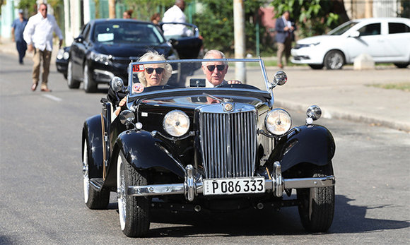 (Fotos): El príncipe Carlos visitó a John Lennon manejando un auto clásico británico en La Habana