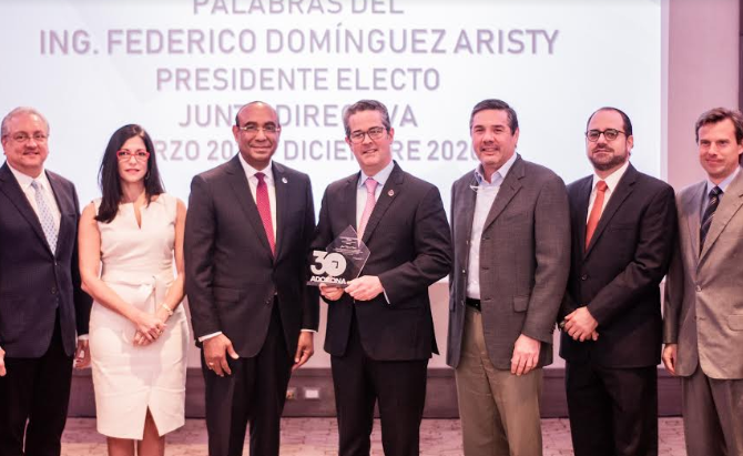 ADOZONA reconoce a José Manuel Torres por su desempeño en el sector ZF