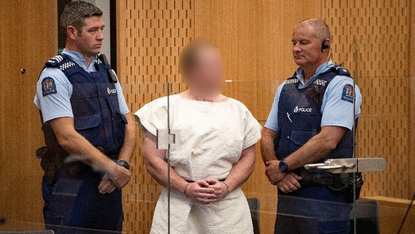 Acusado del tiroteo en Nueva Zelanda comparece sonriente ante la corte y hace un gesto supremacista