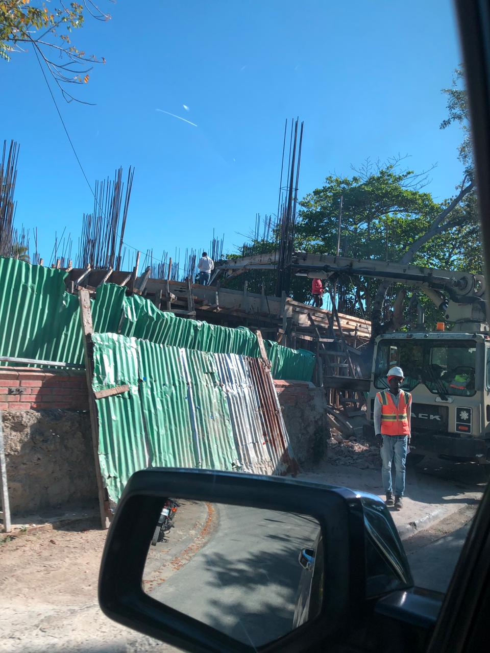 Residentes de Juan Dolio denuncian construcción de proyecto turístico a pesar de orden de suspensión