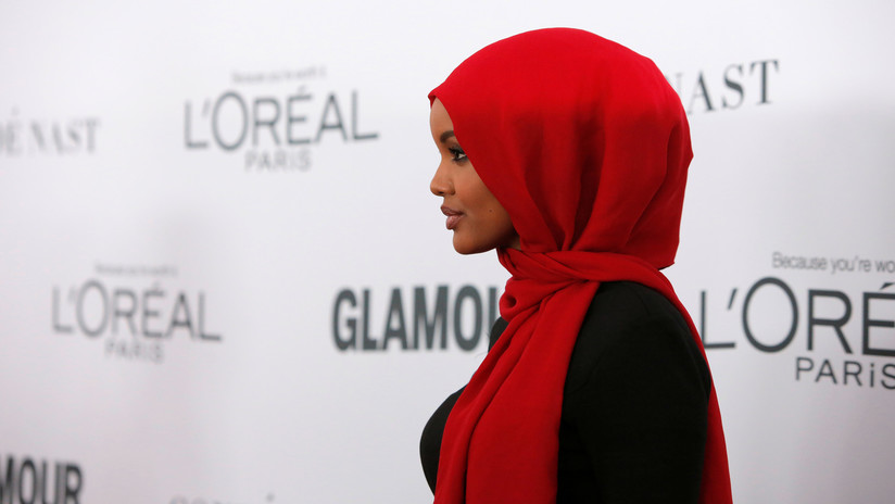 Una modelo musulmana hace historia al lucir en hiyab y 'burkini' para la edición de trajes de baño de Sports Illustrated